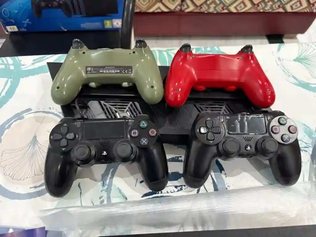 Ps4 pro Jdida Avec 4 Mannetes - Vue 2