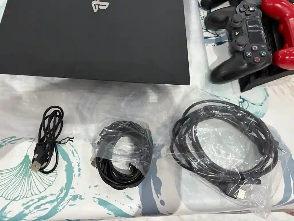 Ps4 pro Jdida Avec 4 Mannetes - Vue 3