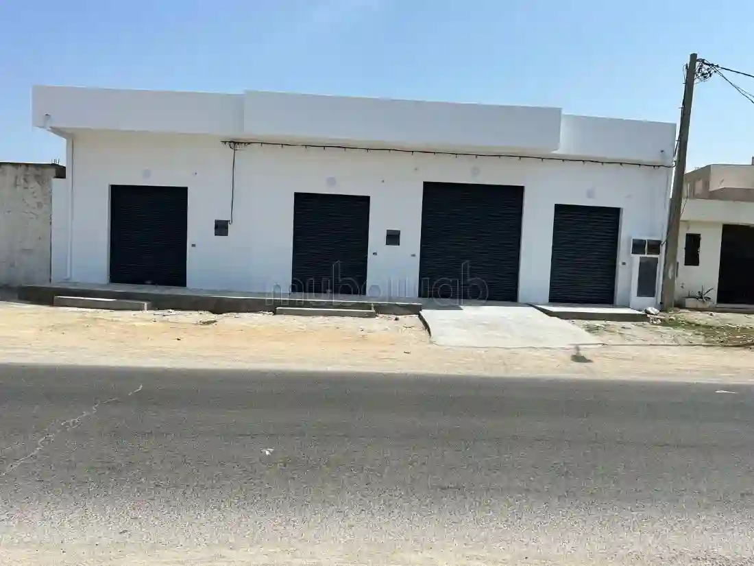 Grand Espace Commercial Accessible aux Camions