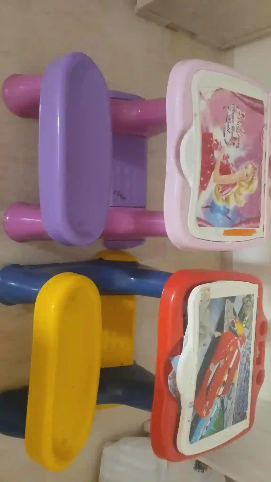 Bureau en Plastique Pour Enfant – Pratique et Coloré 🎨