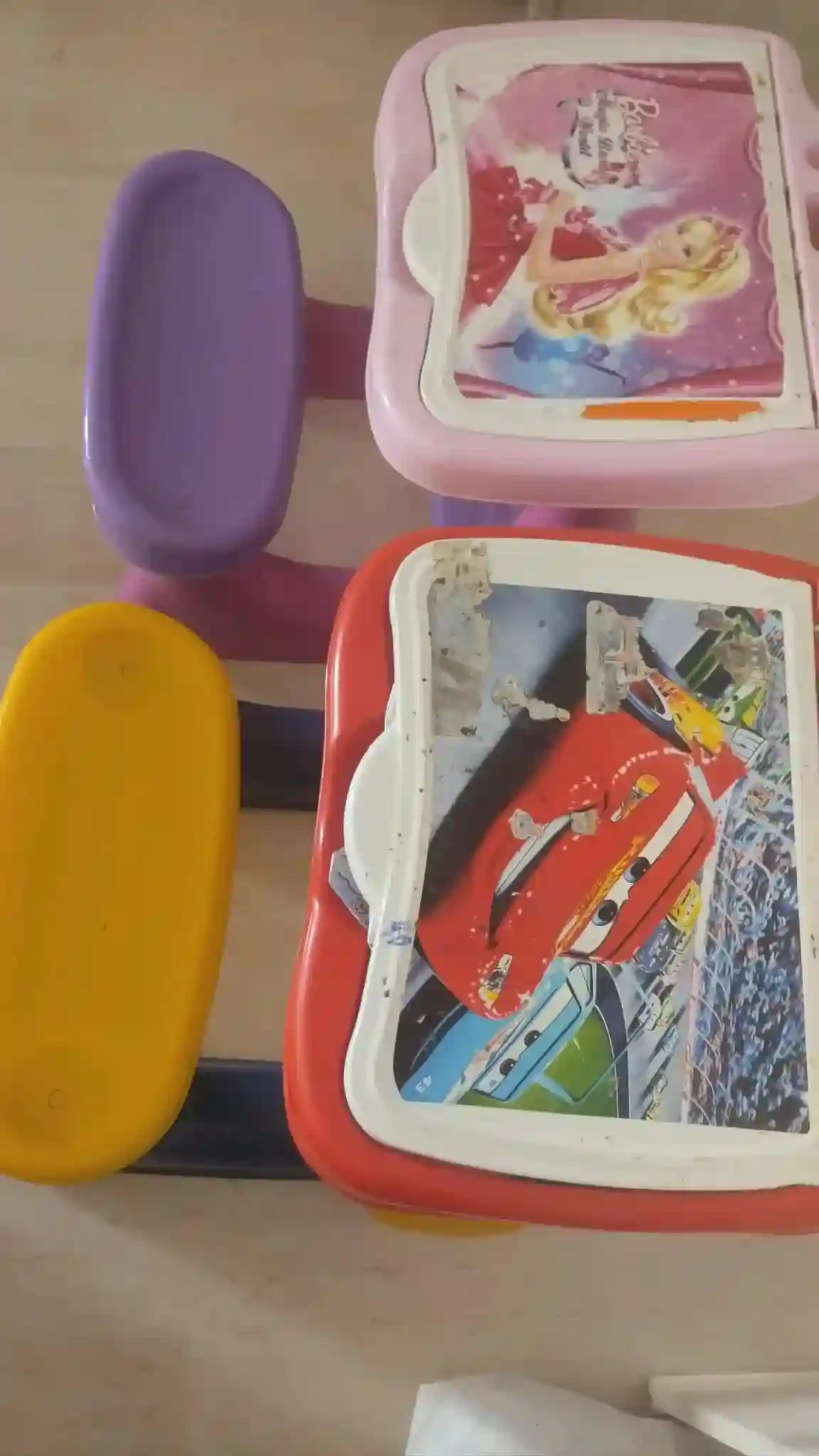 Bureau en Plastique Pour Enfant – Pratique et Coloré 🎨 - Vue 1