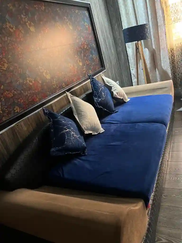 Salon Luxueux un Vrai Bijoux en Gold et Bleu Royale et Beige - Vue 3