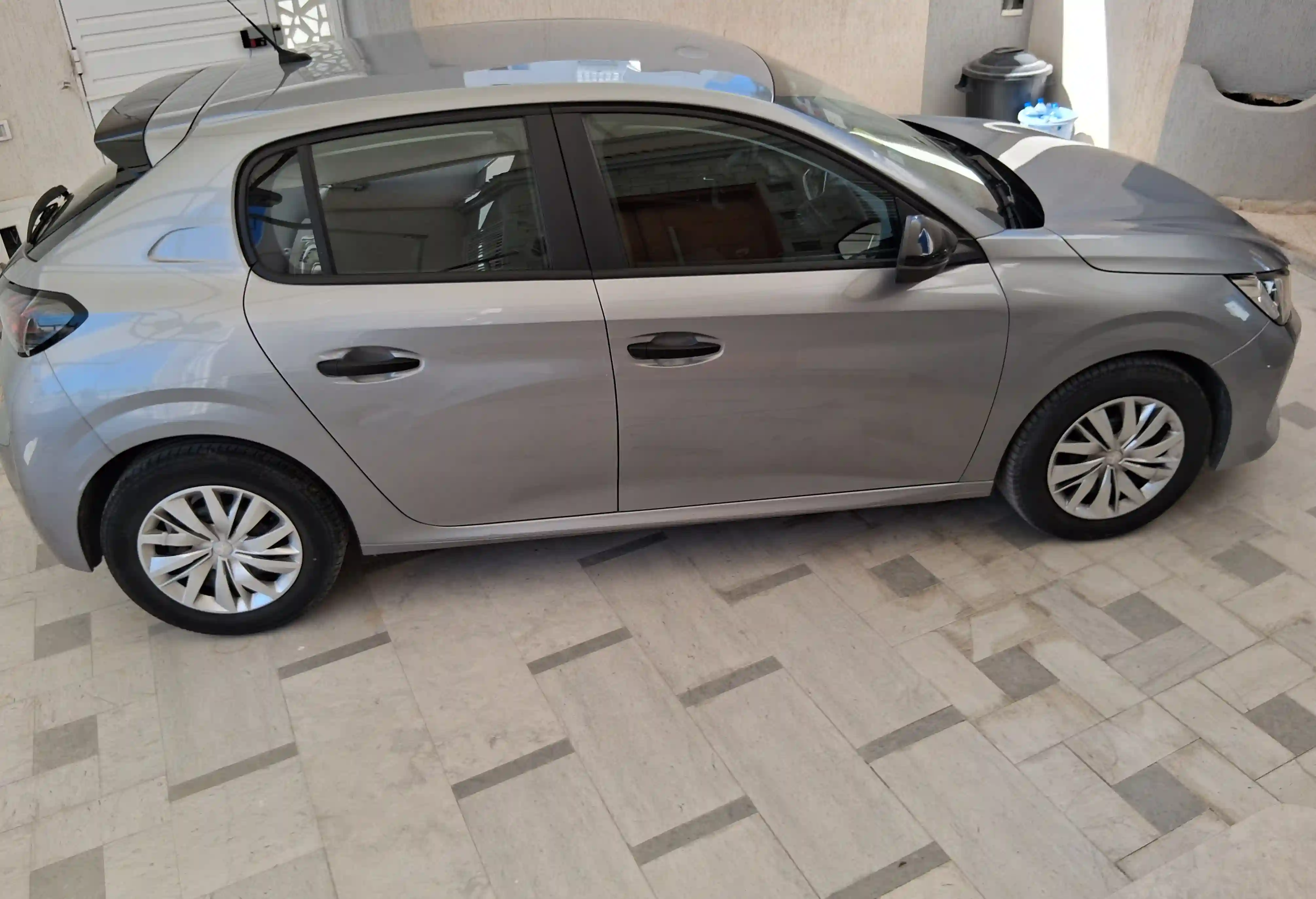 208 Neuve 2 ans Encore en Garantie Faible Km29500 à El Manar 2 - Vue 1