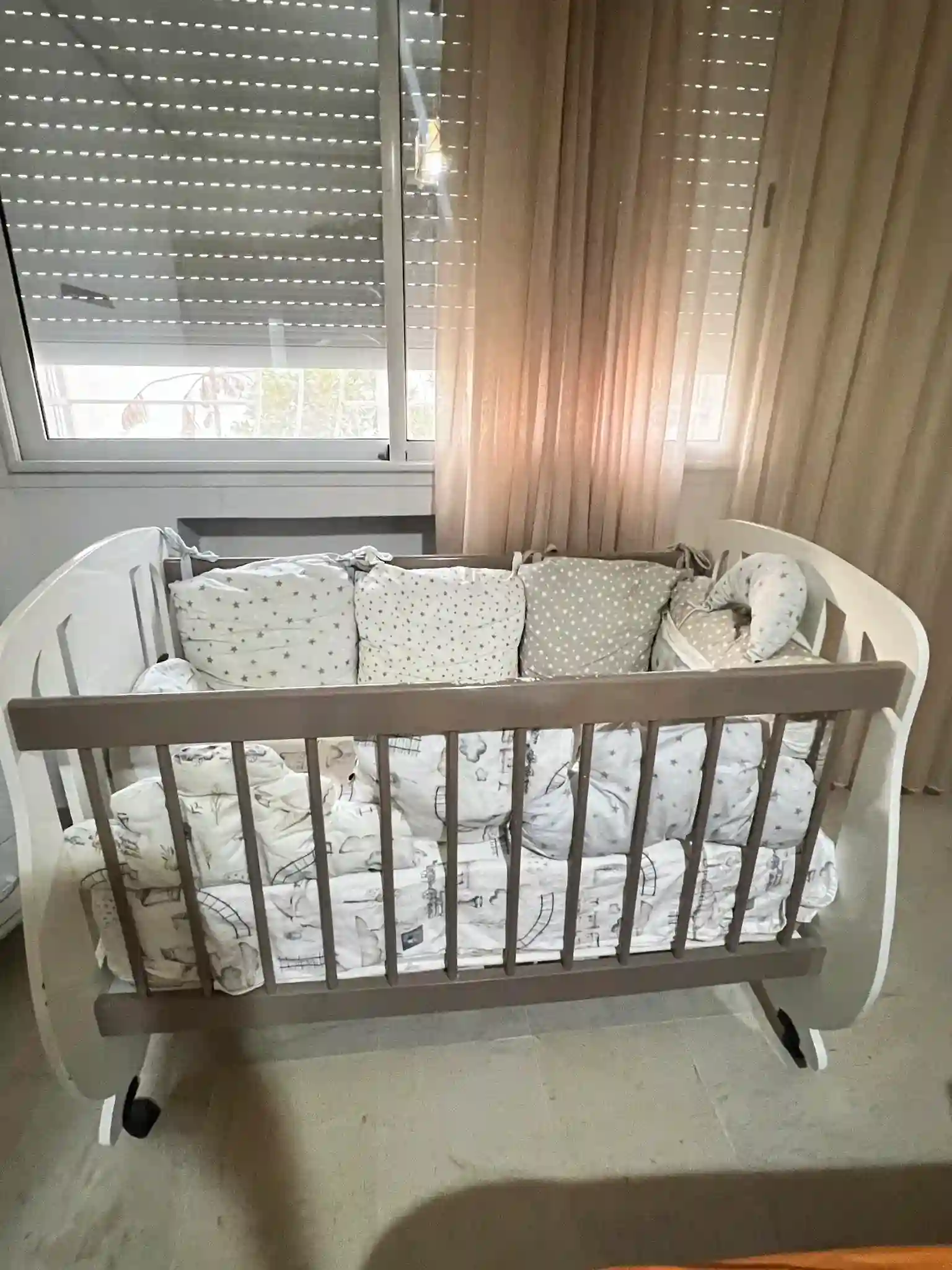 Lit Bébé Avec Matelas et Coussins - Vue 3