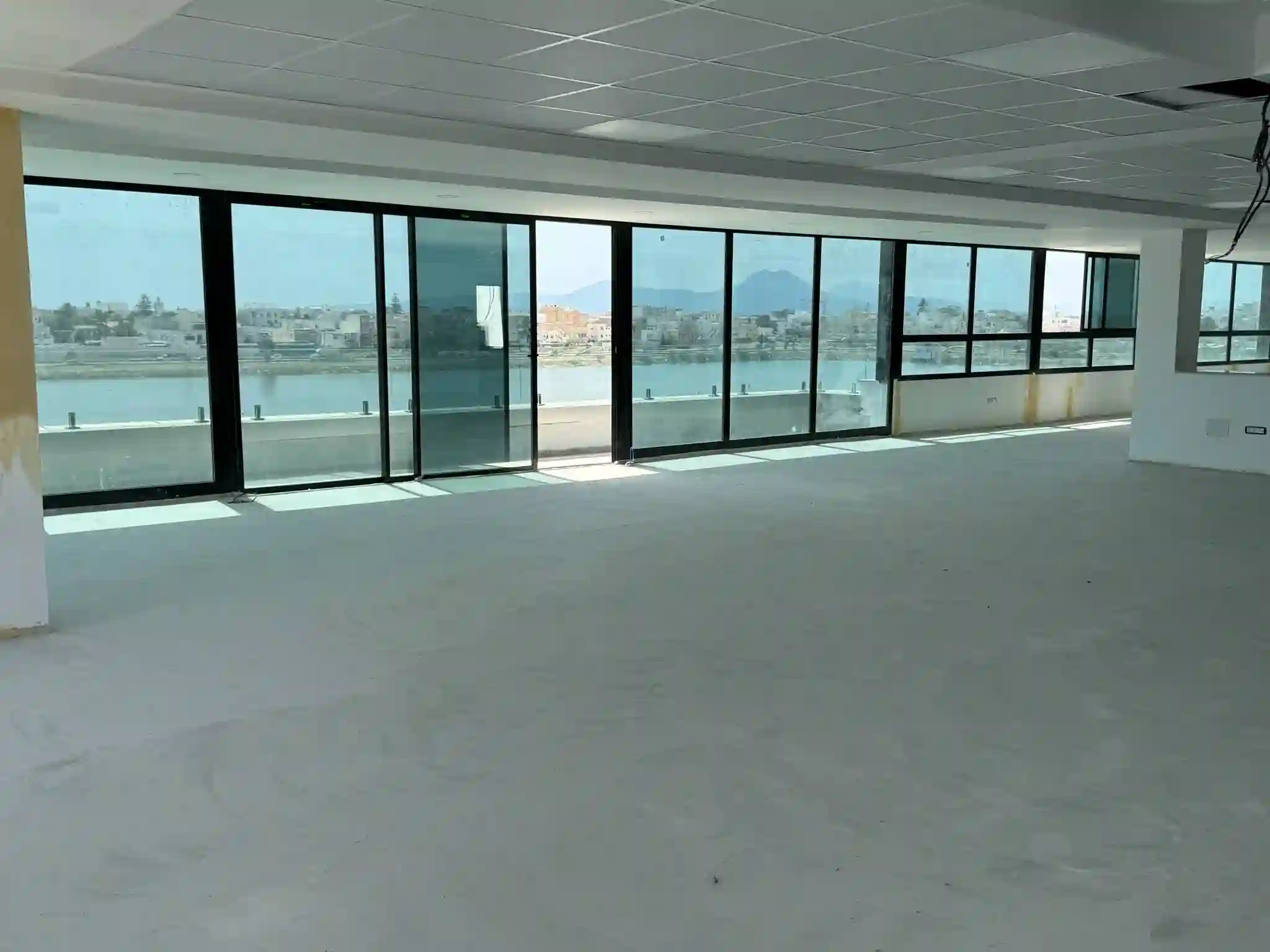 Superbe Bureau Neuf 1000 M2hs au Lac3 Kram à Le Kram