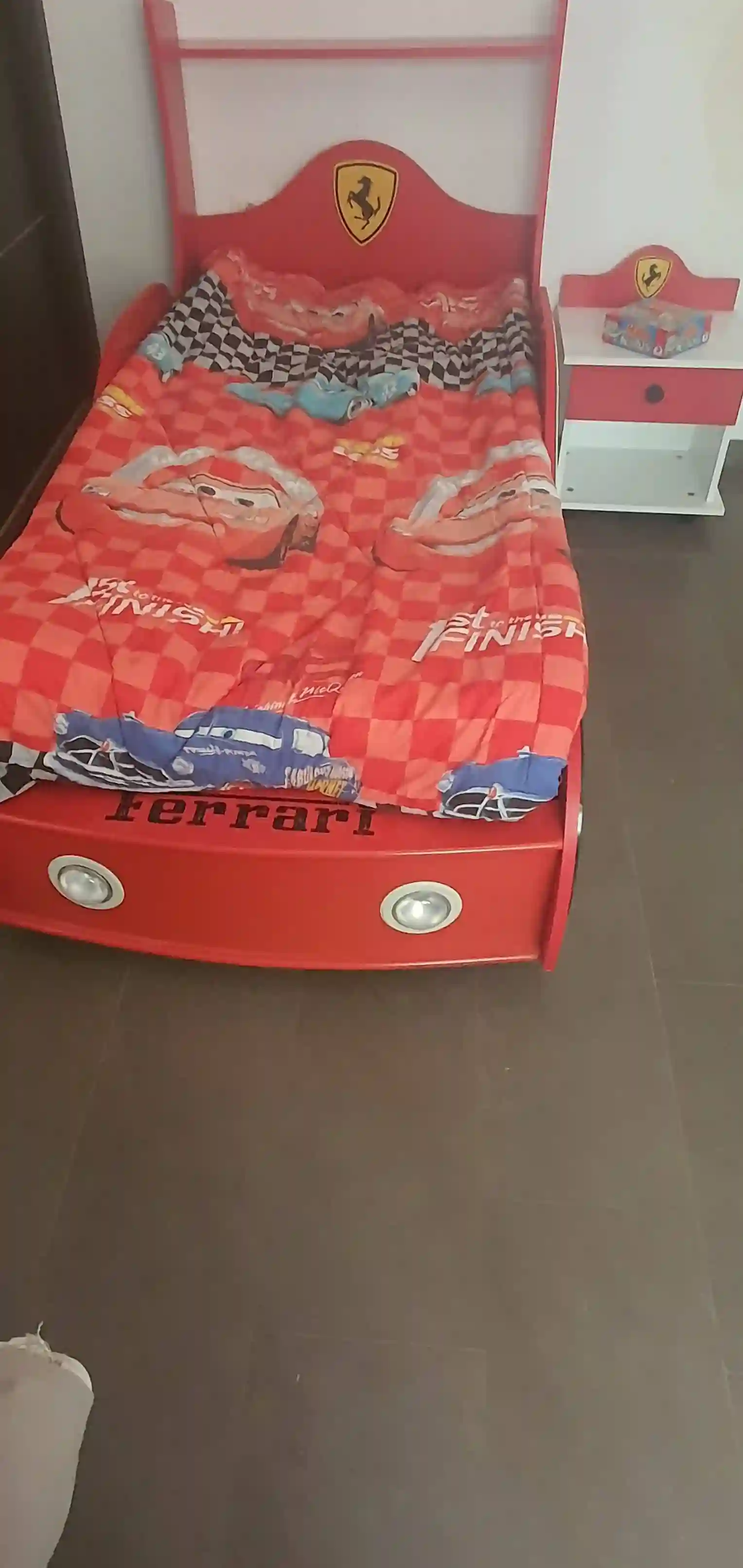 à Vendre 2 Lits Ferrari Avec Matelas + 2 Tables de Nuit - Vue 1