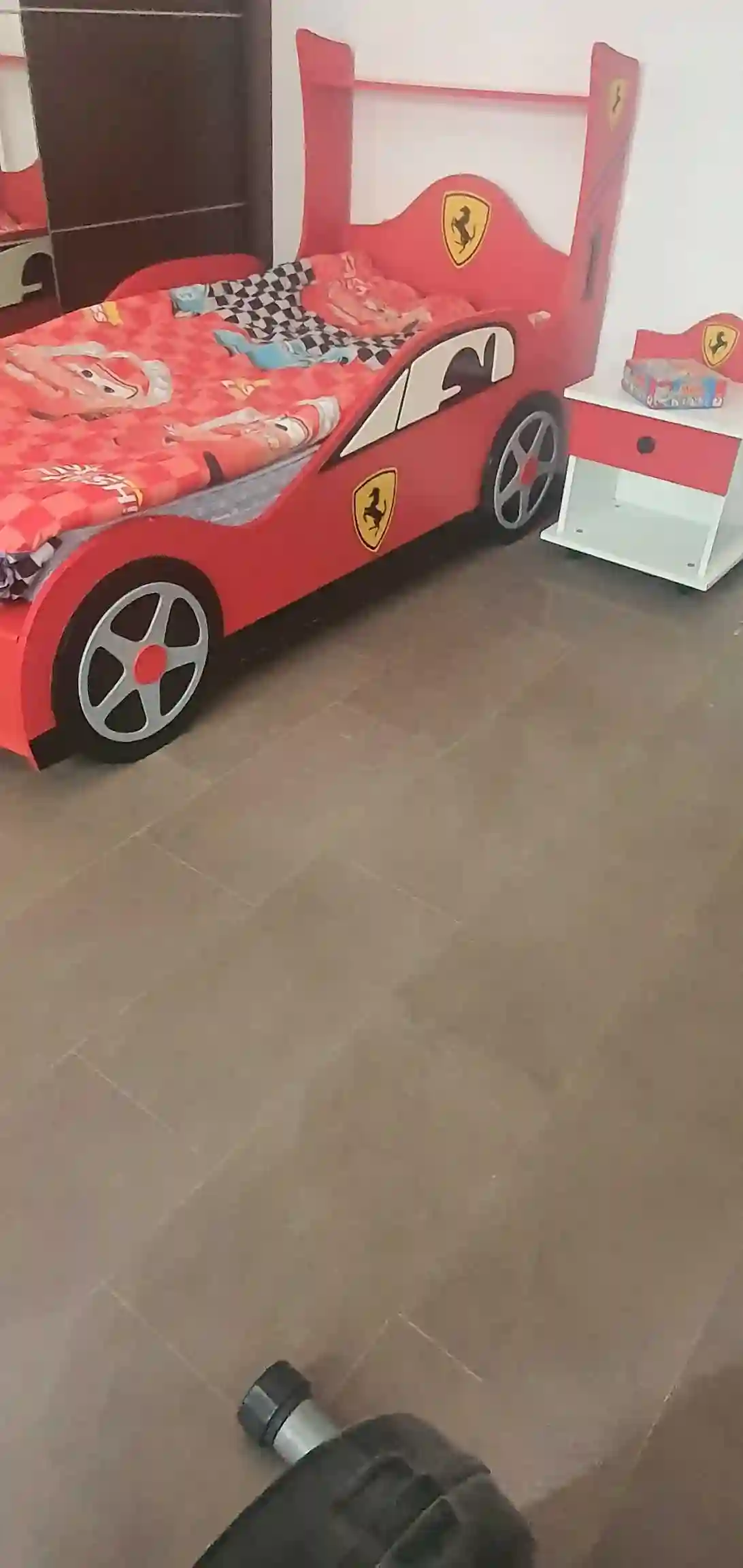à Vendre 2 Lits Ferrari Avec Matelas + 2 Tables de Nuit - Vue 2