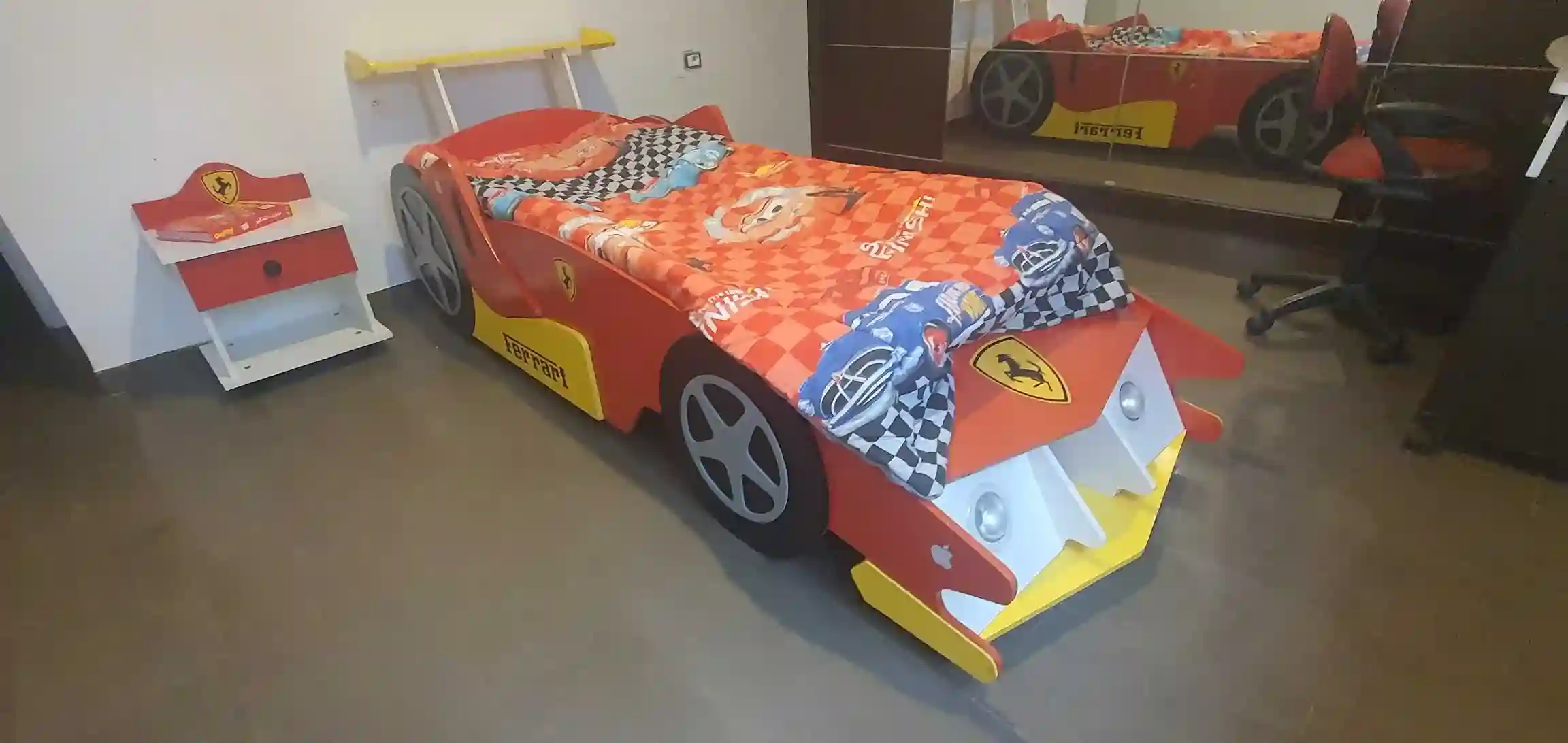 à Vendre 2 Lits Ferrari Avec Matelas + 2 Tables de Nuit - Vue 3