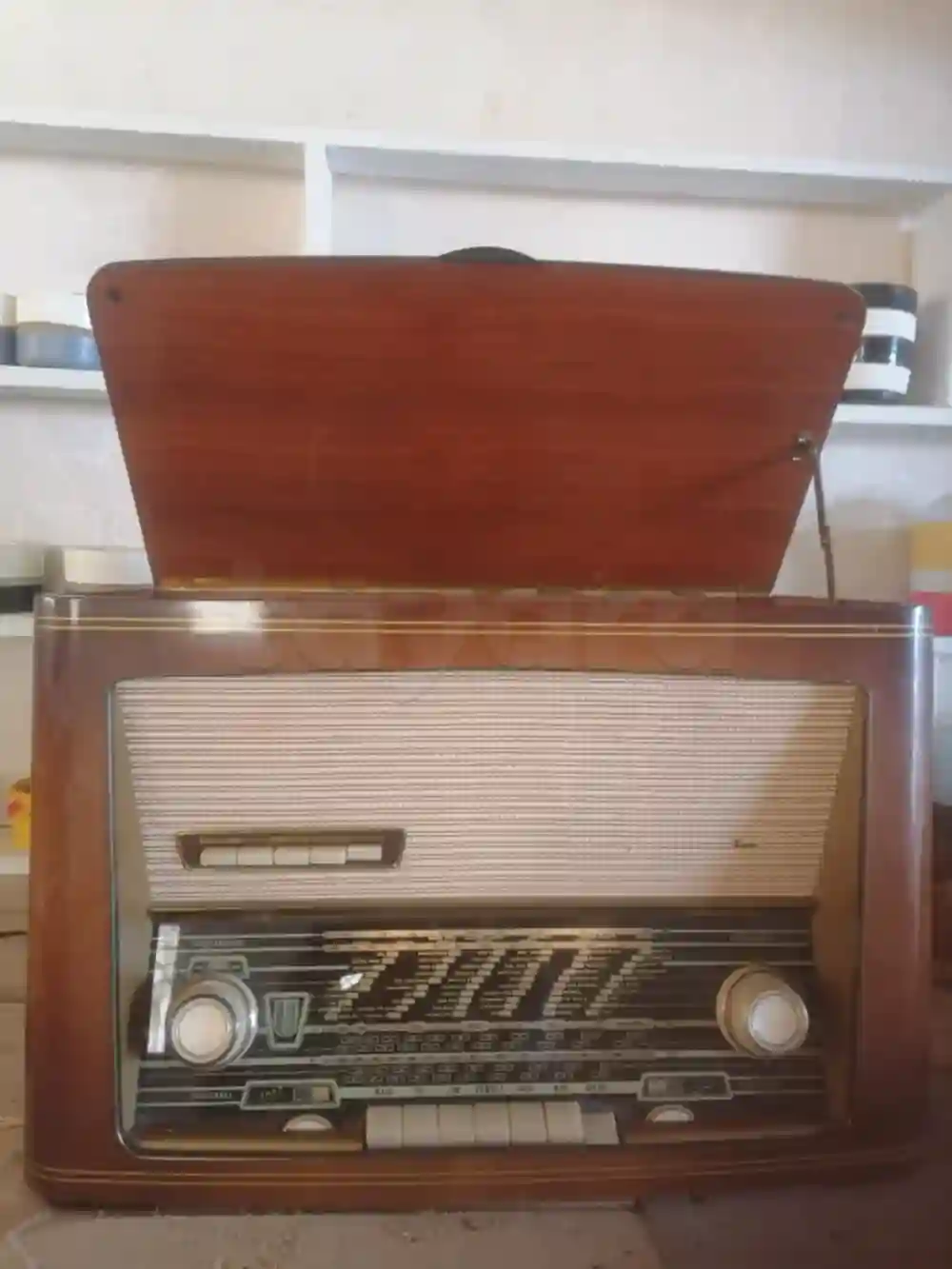 Radio Antiquité Avec Tourne Disque - Vue 1