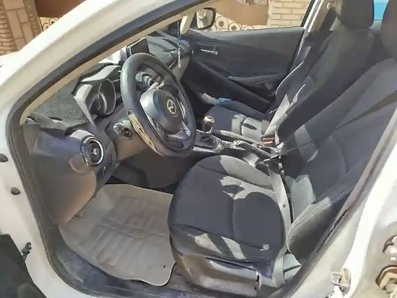 Mazda Mazda2 Essence 2015 - Vue 4