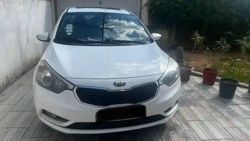 Kia Cerato Essence 2013 - Vue 1