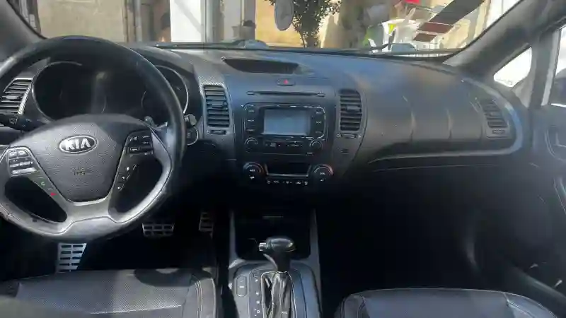 Kia Cerato Essence 2013 - Vue 3