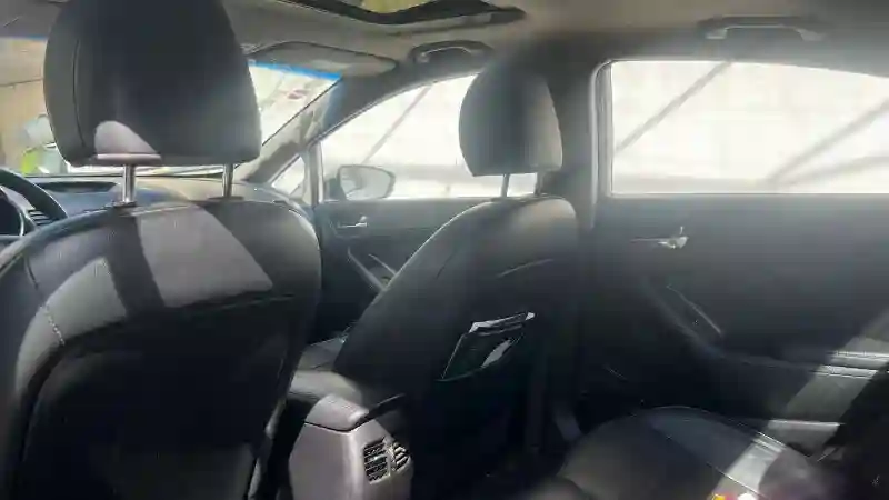 Kia Cerato Essence 2013 - Vue 4