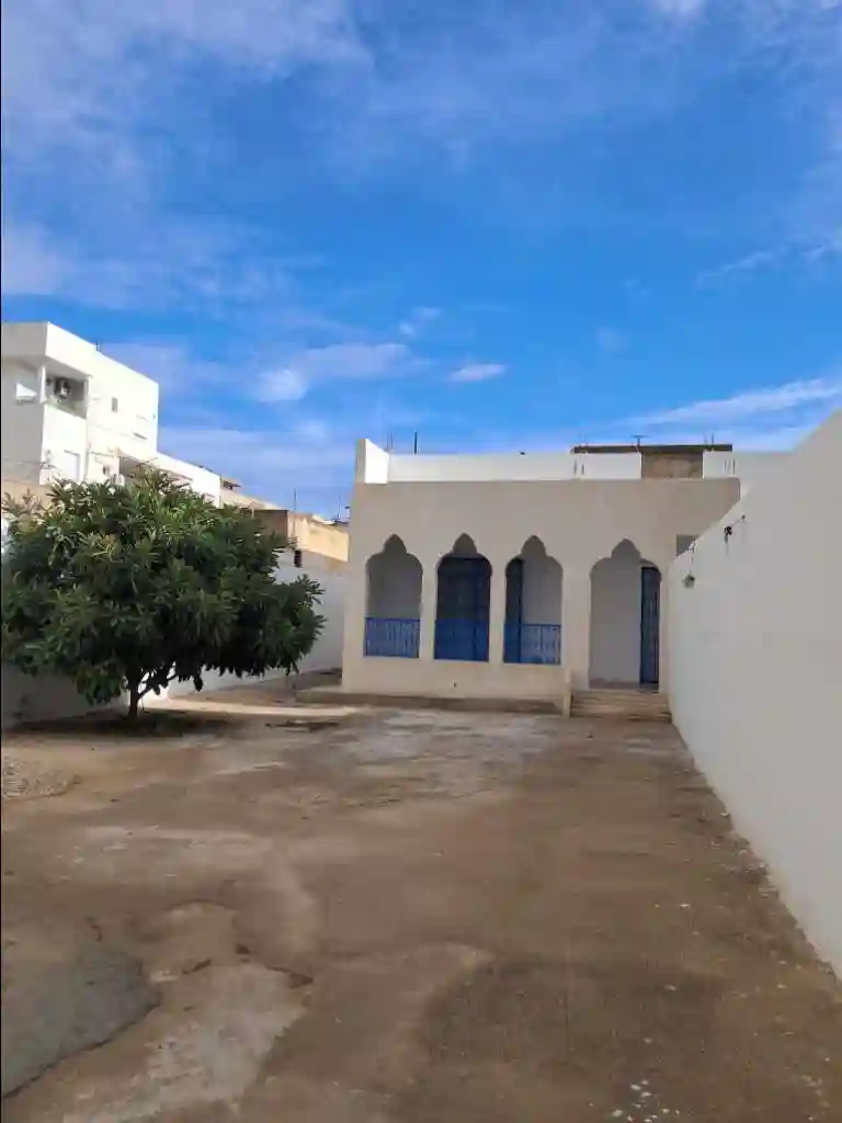 منزل وارض للبيع - Vue 7