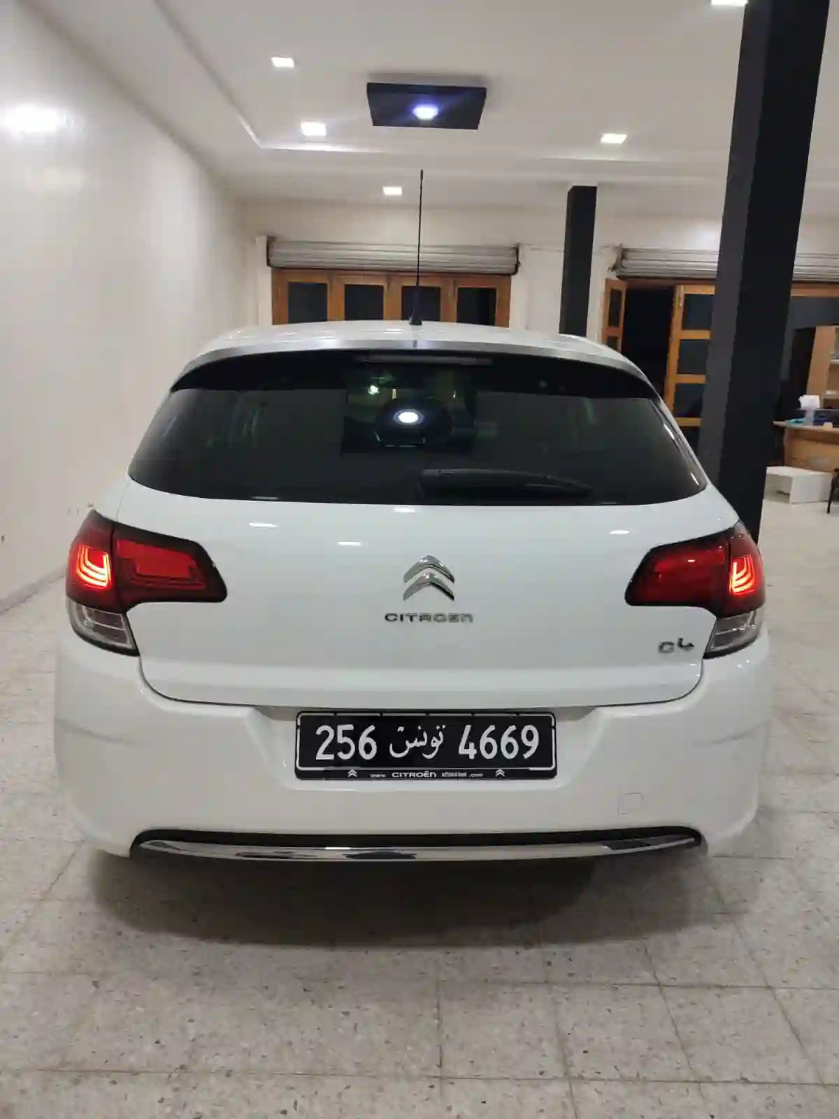 Très Belle Voiture à Mornag