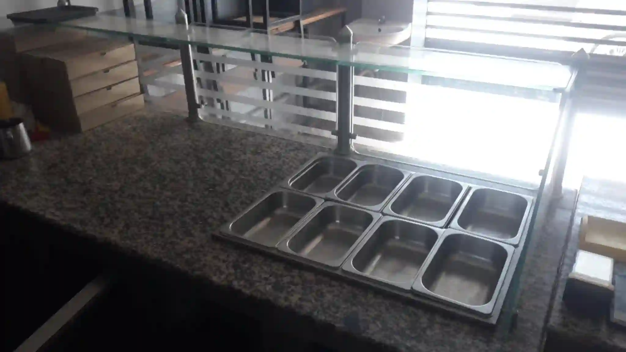 Comptoir Refrigere Avec 8 Bacs et Table Caisse à Ariana Ville