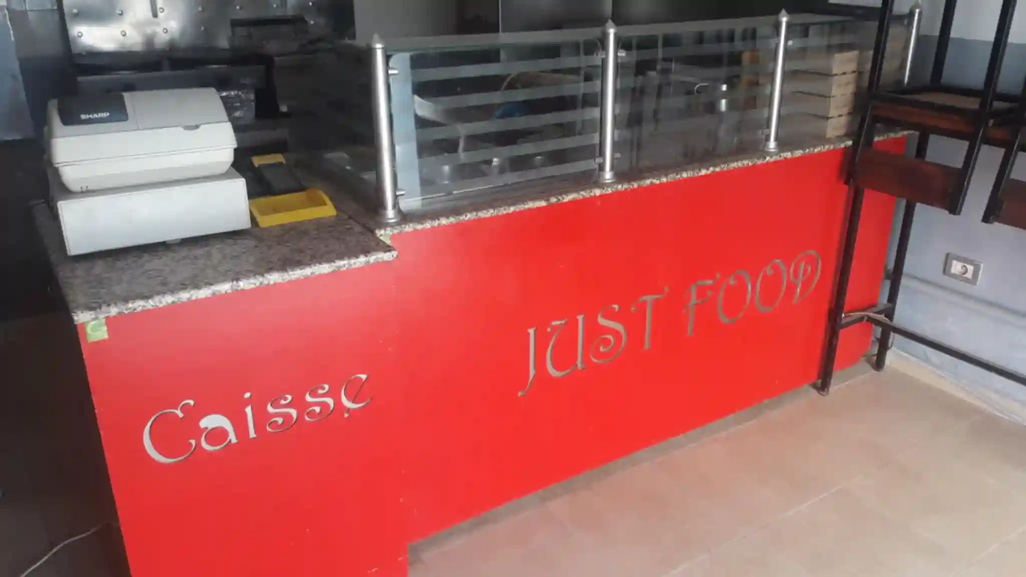 Comptoir Refrigere Avec 8 Bacs et Table Caisse à Ariana Ville - Vue 2