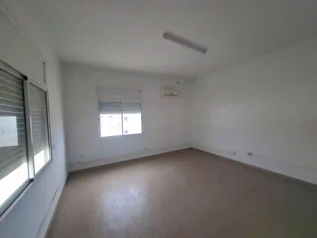 Bureau h+4 au 2ème Étage à la Zone Industrielle Mghira Emplaceme