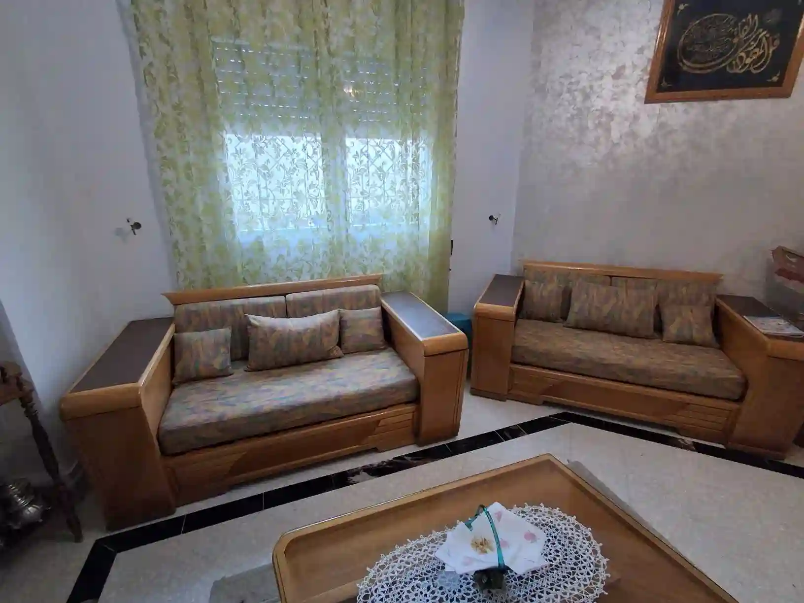 Salon en Bois Avec sa Table Basse - Vue 1