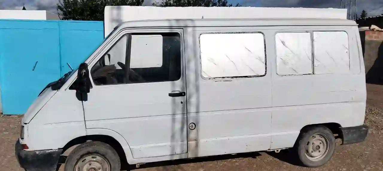 Renault Trafic à Le Bardo