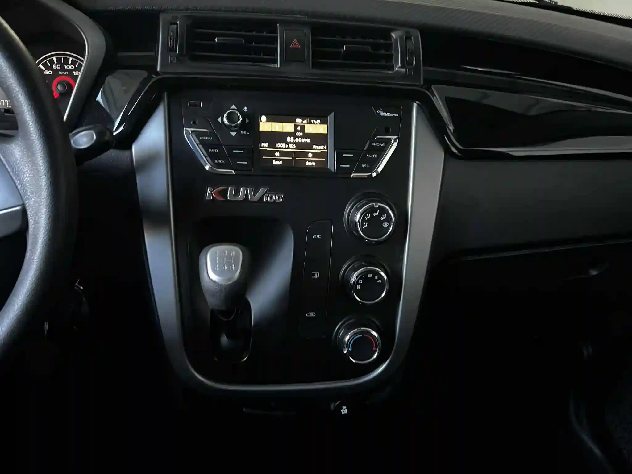 Mahindra KUV 100 K6+ - Vue 3