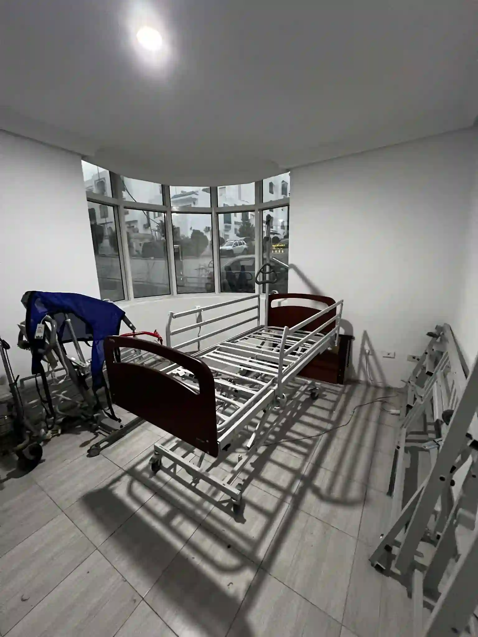 Lit Médicalisé Électrique Avec Matelas à Ariana Ville