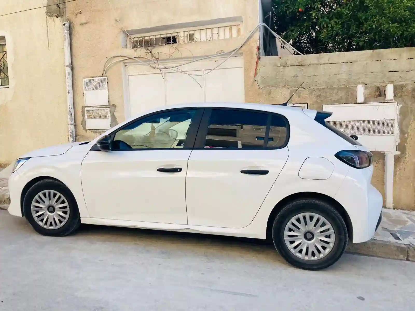 Peugeot 208 Excellent Etat à El Mourouj 2 - Vue 4