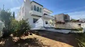Villa de 598m2 Terrain et 380m2 bti à El Menzah 4 - Vue 1
