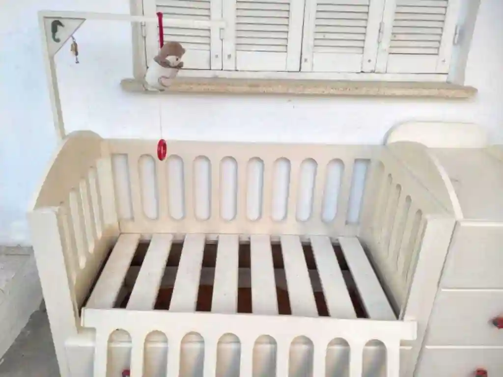 Lit Bébé en Bois Massif - Vue 1