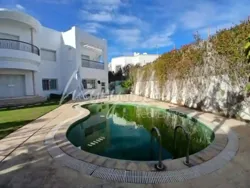 Une Vaste Villa S5 Avec Piscine et Jardin aux Lac