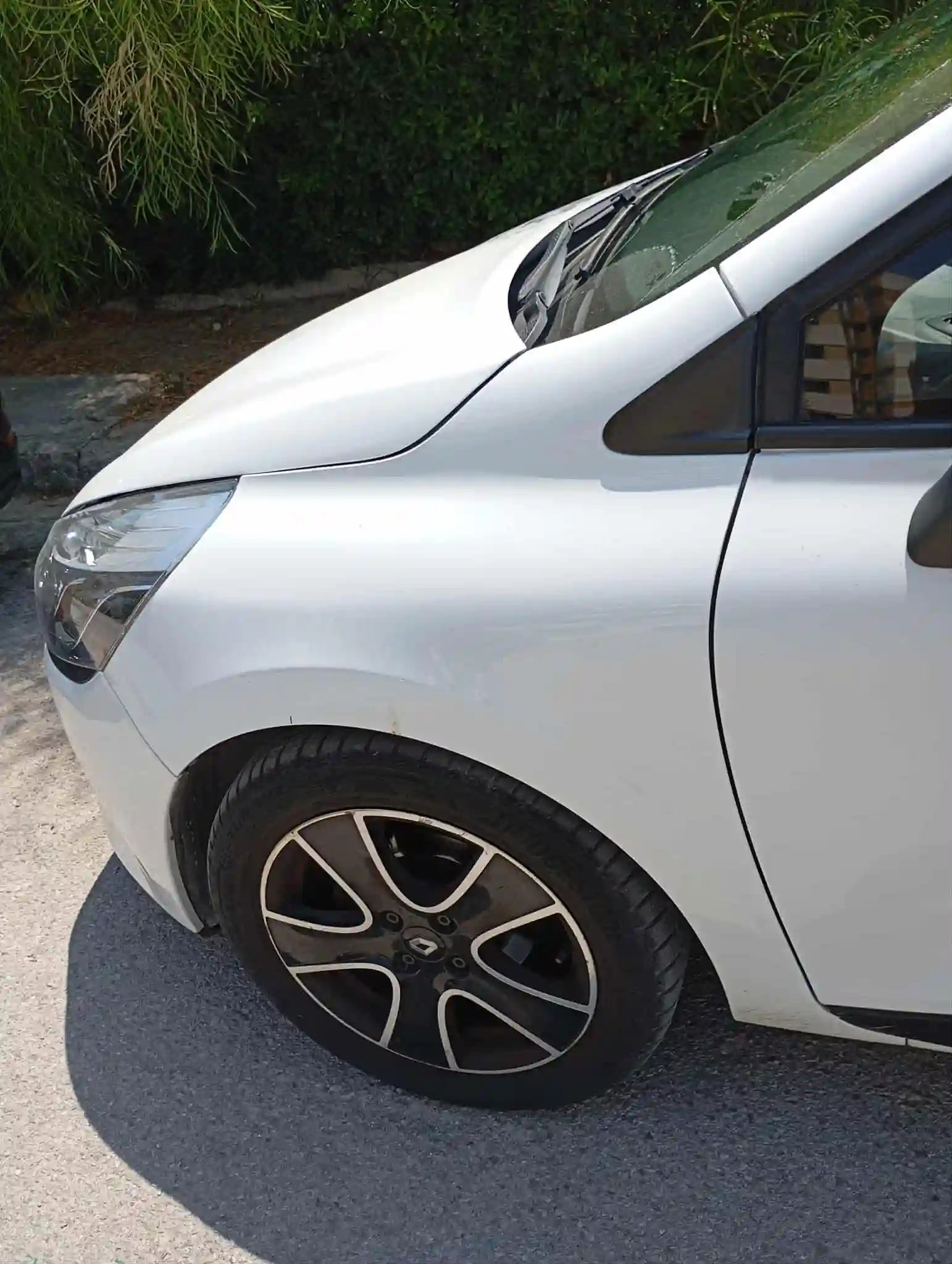 Clio 4 de Couleur Blanche en Très bon Etat à El Menzah 6 - Vue 1