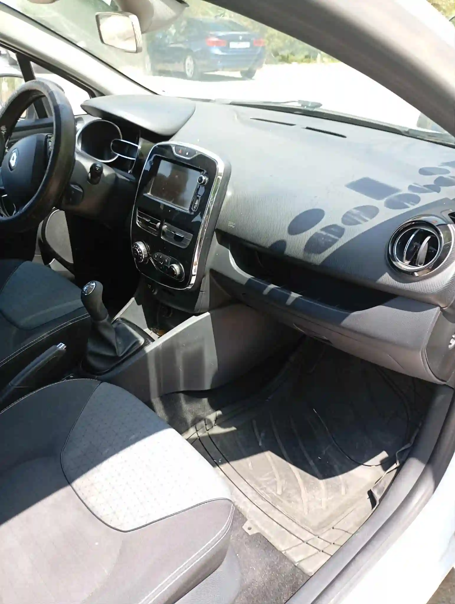 Clio 4 de Couleur Blanche en Très bon Etat à El Menzah 6 - Vue 2