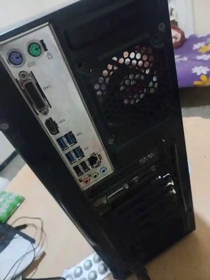 Pc Gaming Très bon État à El Omrane Superieur - Vue 4