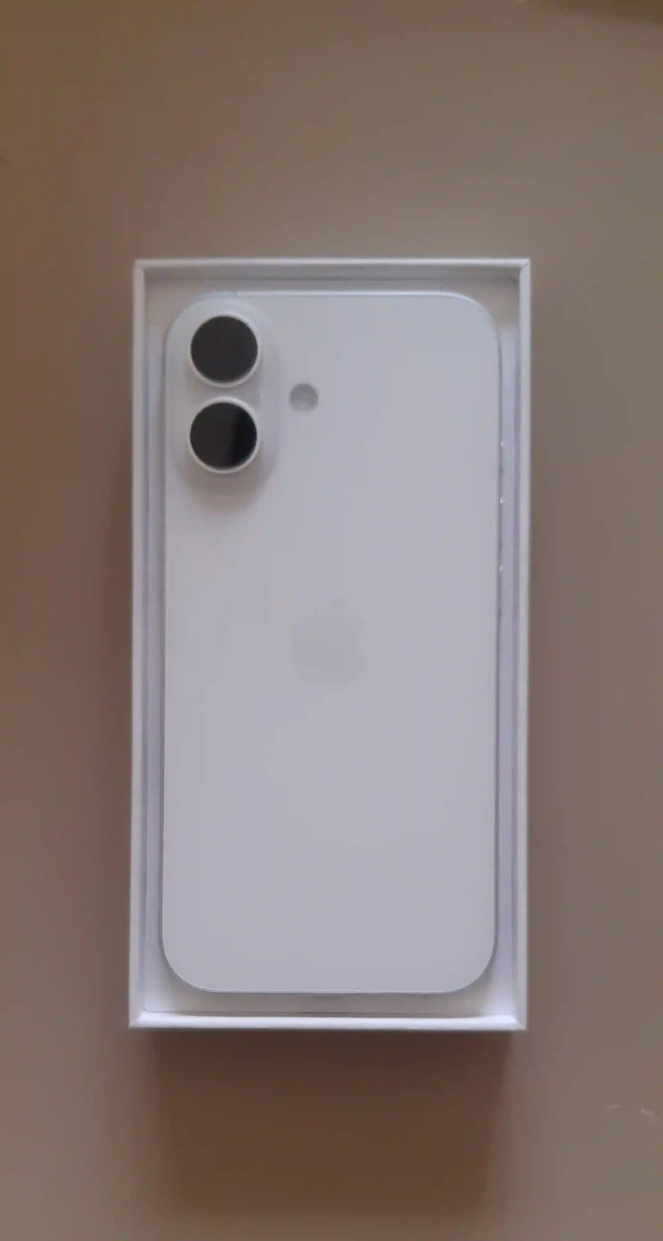 Iphone 16 Blanc à Ariana Ville - Vue 1