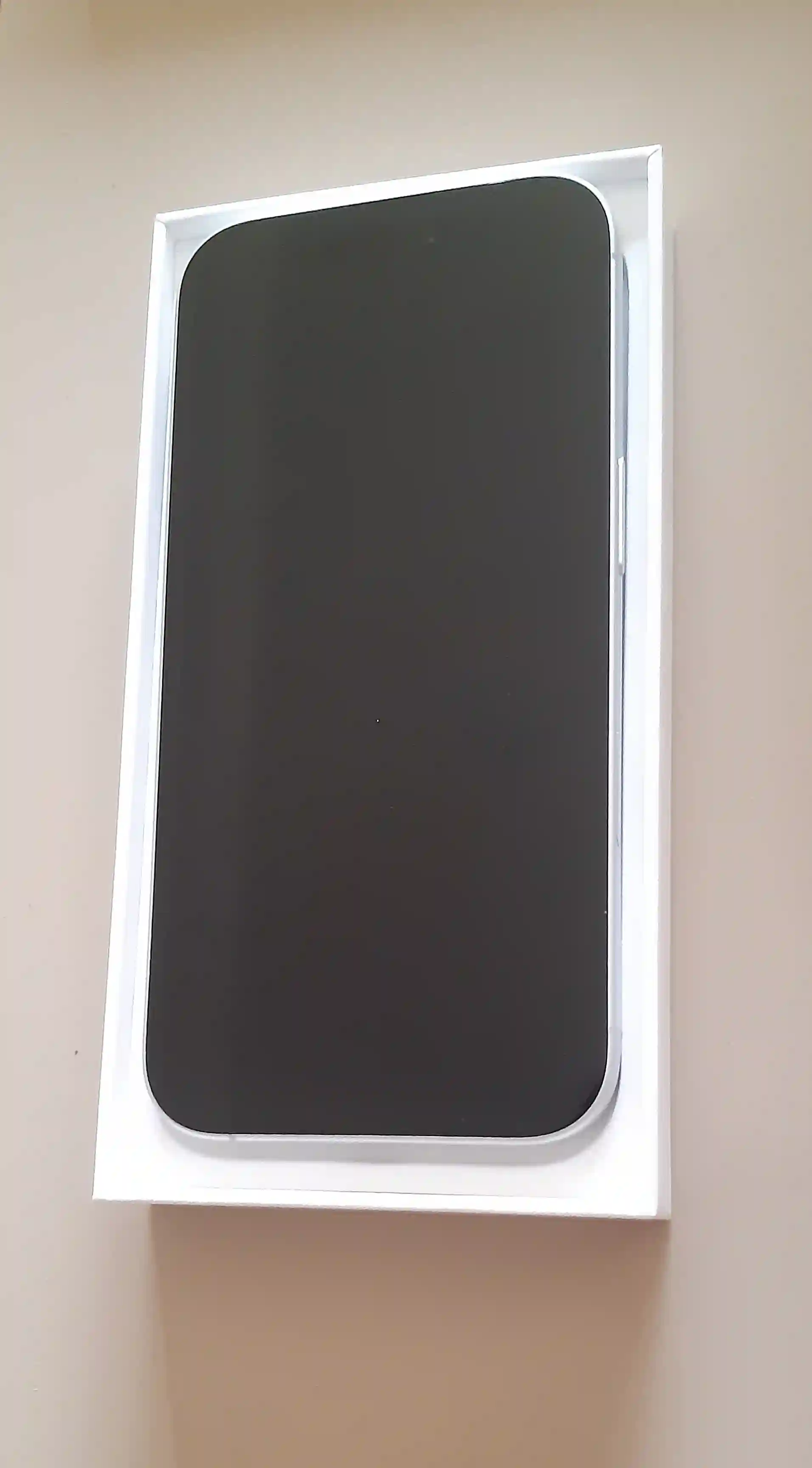 Iphone 16 Blanc à Ariana Ville - Vue 3