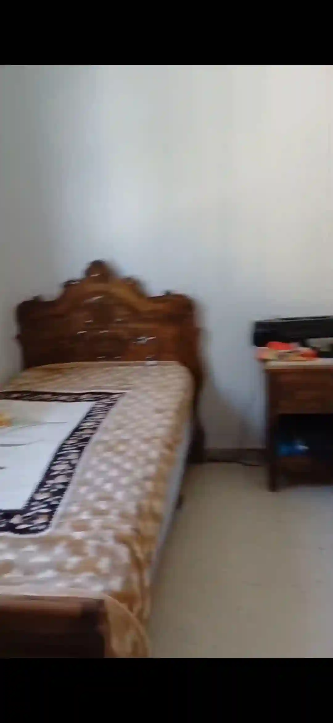 Lit Bois Massif Avec Matelas Ressort Presque Neuf à Rades - Vue 1