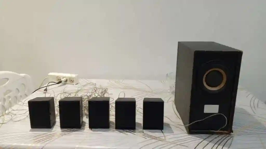 Subwoofer et 5 Enceintes Samsung - Vue 1