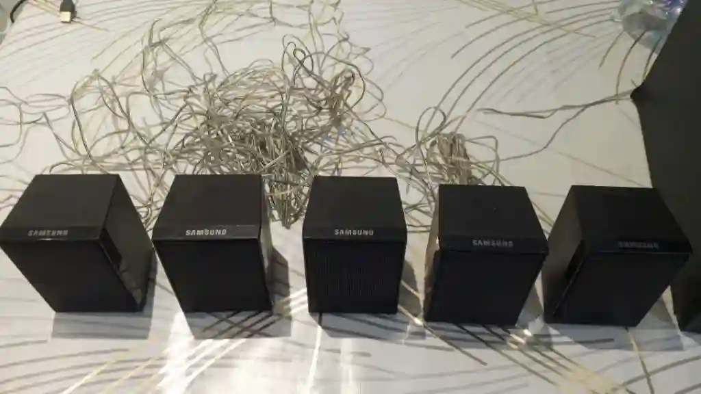 Subwoofer et 5 Enceintes Samsung - Vue 2