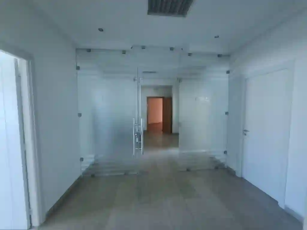 Bureau Meublé 5 Pièces 200 m² au 1er Étage à la Zone Industrielle - Vue 1