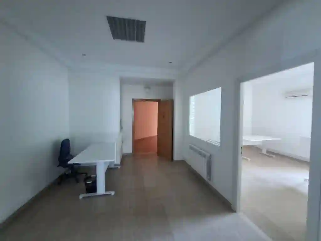 Bureau Meublé 5 Pièces 200 m² au 1er Étage à la Zone Industrielle - Vue 3