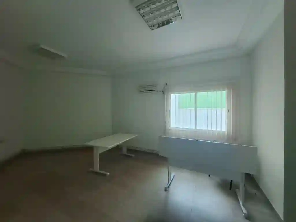 Bureau Meublé 5 Pièces 200 m² au 1er Étage à la Zone Industrielle - Vue 4