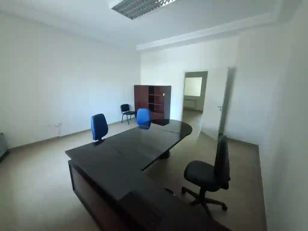 Bureau Meublé 5 Pièces 200 m² au 1er Étage à la Zone Industrielle - Vue 7