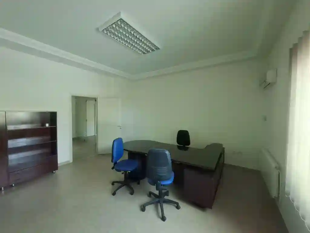 Bureau Meublé 5 Pièces 200 m² au 1er Étage à la Zone Industrielle - Vue 8