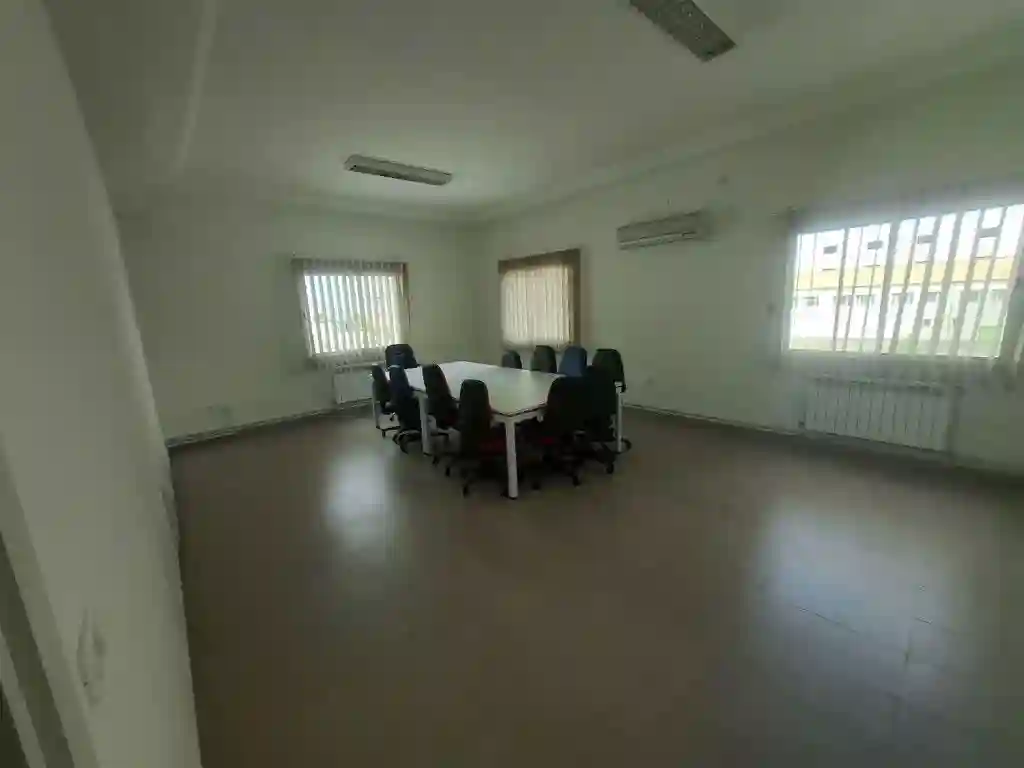 Bureau Meublé 5 Pièces 200 m² au 1er Étage à la Zone Industrielle - Vue 9