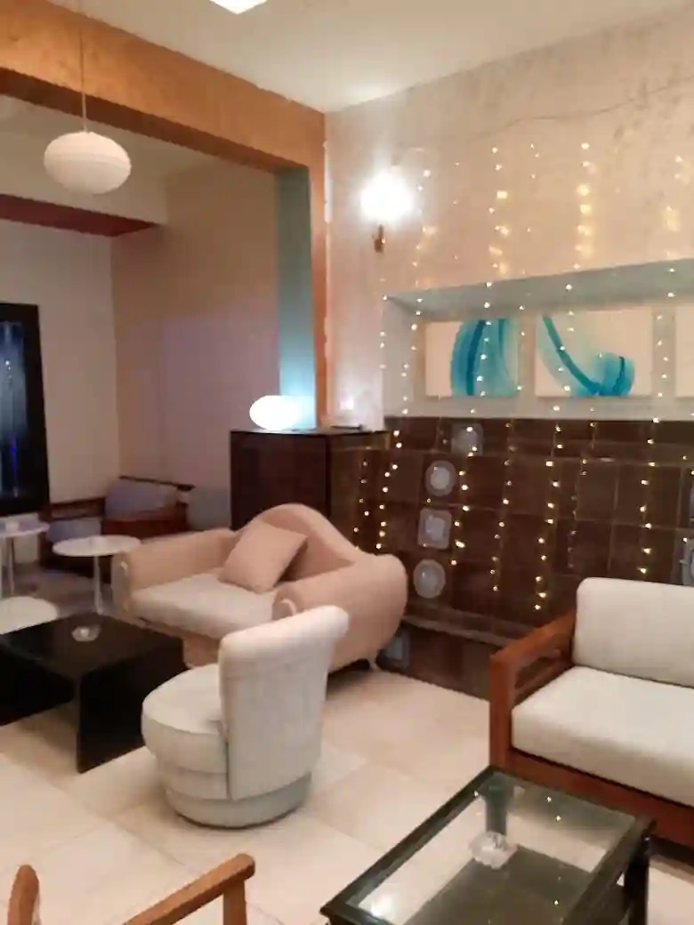 Serveuse Pour Salon de thé Espace Fêtes à Le Bardo - Vue 1